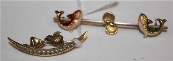 Edwardian 9ct gold & pearl crescent brooch, chick & egg mount & an enamelled fish & shell-decorated bar brooch